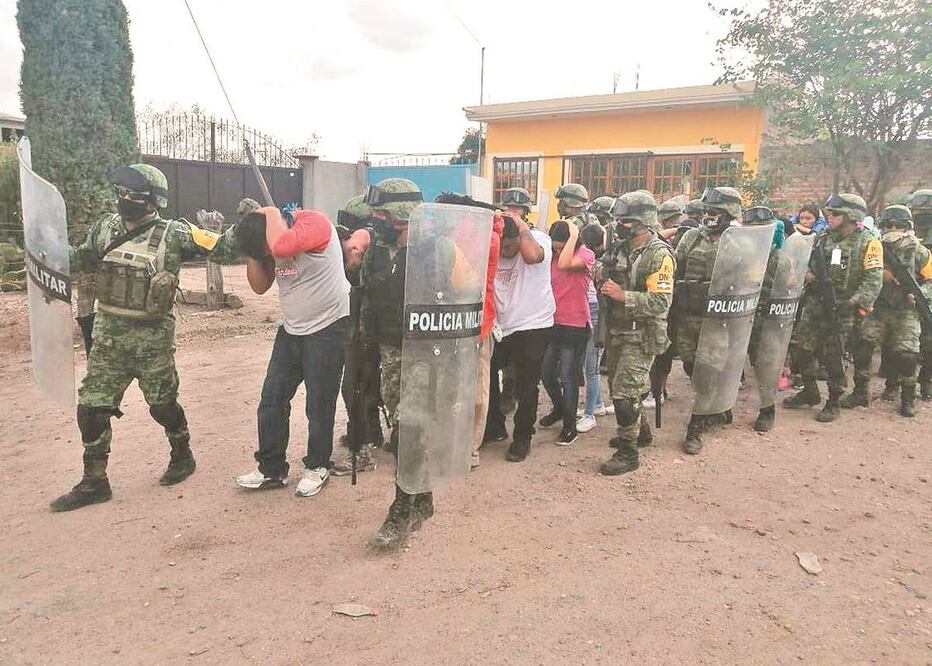 Detenidos durante un operativo contra presuntos miembros del Cartel de Santa Rosa de Lima. Foto: Archivo