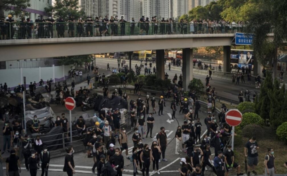 Policía de Hong Kong dispara gases y balas de goma a manifestantes; hay un herido