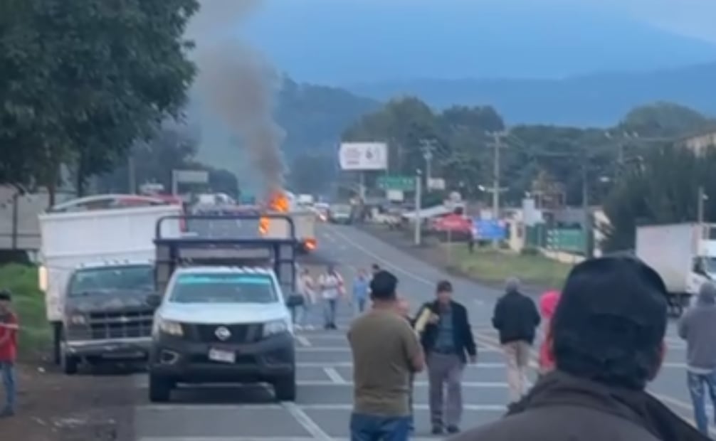 Pobladores observaron el incendio de camión (18/09/2025). Foto: Especial