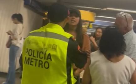 VIDEO Usuaria agrede física y verbalmente a policías de la PBI en estación Zócalo del Metro