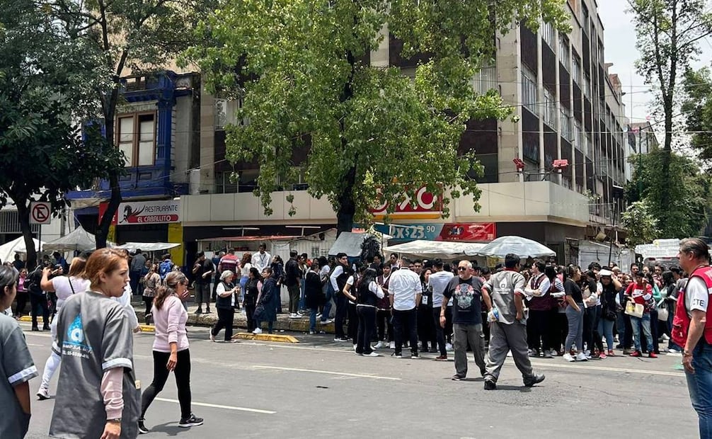 Personas del centro evacuaron sus centros de trabajo como protocolo de la alerta sísmica. Foto: Iván Montaño - EL UNIVERSAL