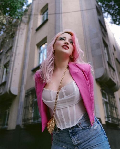 Inspírate en estos looks para San Valentín en tonos rojo y rosa 