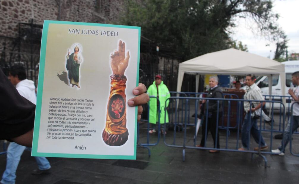 Fotos, pulseras y leyendas fueron algunos de los recuerdos que religiosos pudieron llevarse de la reliquia de San Judas Tadeo. Fotos: Francisco Rodríguez / EL UNIVERSAL