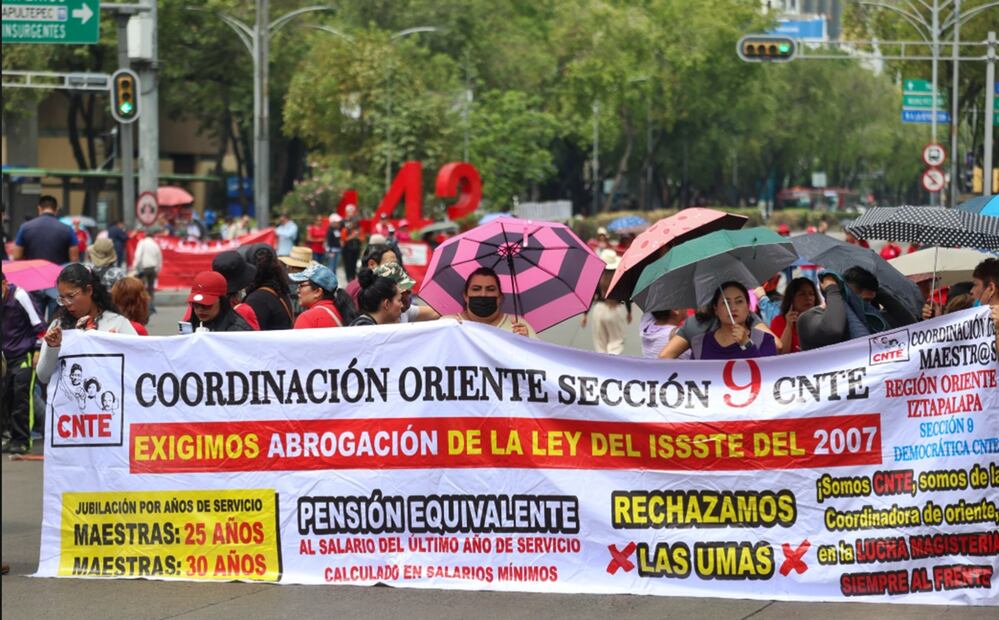 Maestros de la CNTE realizan bloqueos en Circuito Interior y sobre Paseo de la Reforma previo al encuentro con autoridades en la Secretaría de Gobernación en la Ciudad de México, el 28 de mayo de 2025. Foto: Axel Sánchez/EL UNIVERSAL