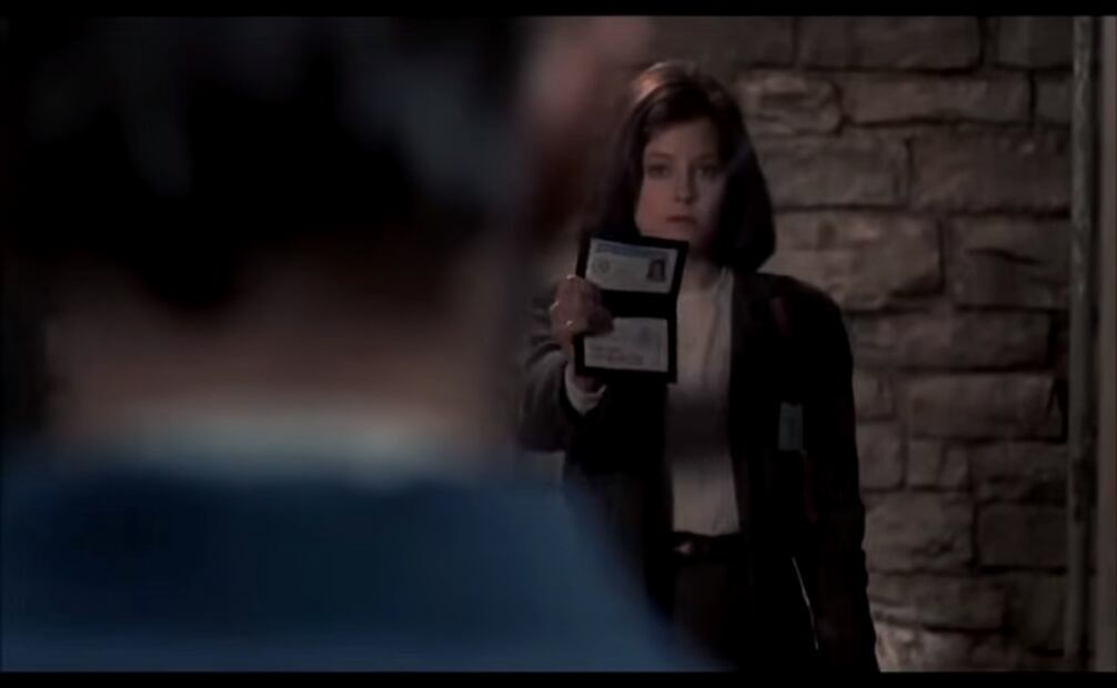 Otra película de fama internacional en que Jodie Foster destacó por el protagónico fue "El silencio de los inocentes" (1991), en que dio vida a la detective Clarice Starling, quien asume como reto obtener información crucial sobre un asesino de manos de Hannibal Lecter (Anthony Hopkins), un caníbal y asesino en serie convicto. Captura de pantalla.