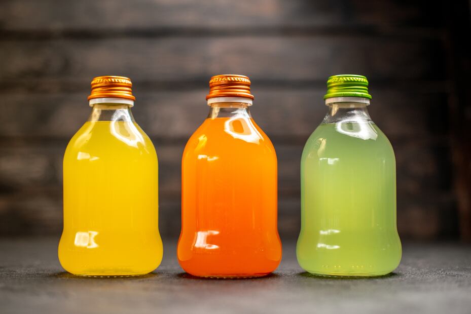 Evita consumir refrescos y jugos para cuidar tu corazón. Foto: Freepik