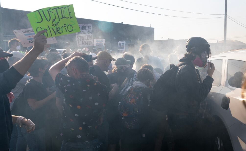 El gas lacrimógeno disparado por agentes federales llena el aire durante un enfrentamiento entre manifestantes y fuerzas del orden frente a un centro de tramitación de inmigración el 19 de septiembre de 2025 en Broadview, Illinois. Los manifestantes protestaban por el reciente aumento de la actividad del ICE en el área de Chicago, como parte de la campaña de la administración Trump contra los inmigrantes indocumentados en la zona, denominada Operación Midway Blitz. Foto: Scott Olson/AFP