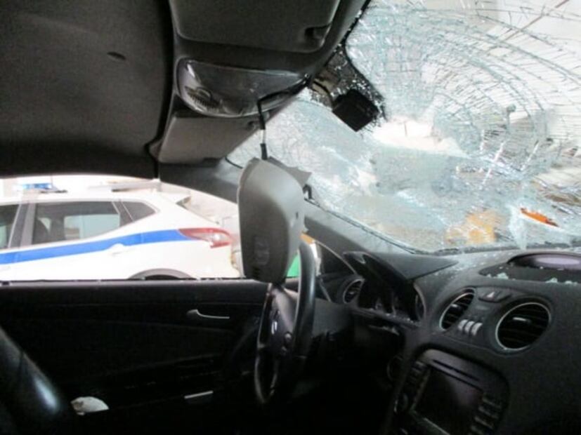 Enojado policía destruye Mercedes-Benz SL de su jefe