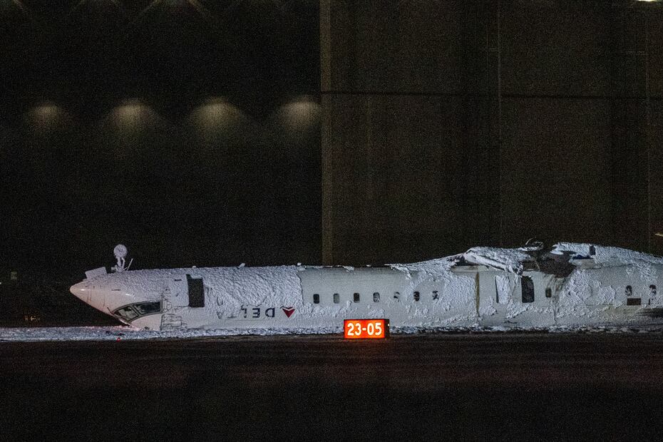 Según un comunicado preliminar, el vuelo se estrelló mientras aterrizaba en el aeropuerto  (17/02/2025). Foto: EFE