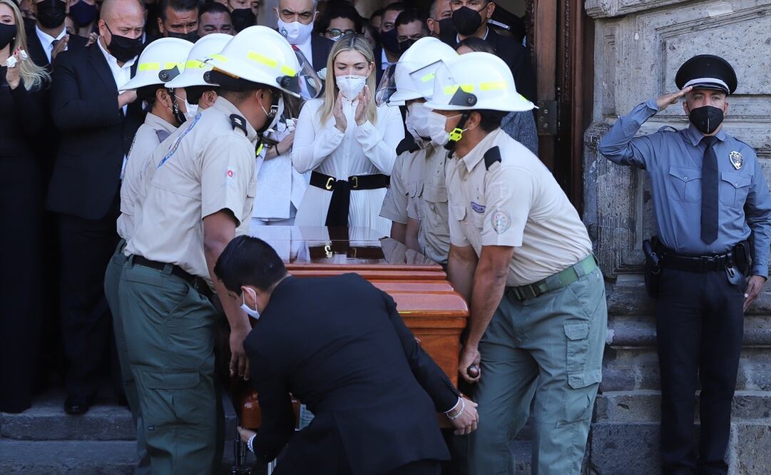 Decenas de personas recibieron con porras el féretro de Aristóteles Sandoval en el Palacio de Gobierno, donde se realizó una ceremonia en la que se le recordó por su paso en la administración estatal. Fotos: Carlos Zepeda. EL UNIVERSAL