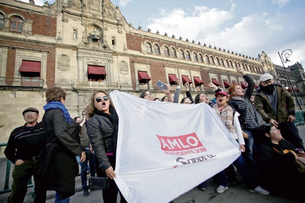 Simpatizantes del hasta ayer presidente electo, Andrés Manuel López Obrador, se aglomeraron afuera del Palacio Nacional en espera del primer mensaje que dará el político como jefe del Poder Ejecutivo. (REUTERS)
