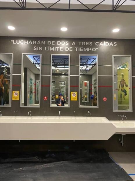 Luchadores y estaciones del Metro: así son los baños del aeropuerto Felipe Ángeles