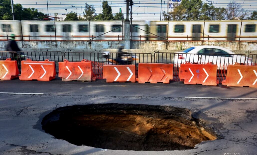 Gran caos vial se registra en la Calzada Ignacio Zaragoza debido a un socavón que se formó en los carriles centrales en dirección al Aeropuerto de la Ciudad de México, a la altura del puente del mercado de San Juan, el jueves 14 de agosto de 2025. Foto: Luis Camacho/EL UNIVERSAL