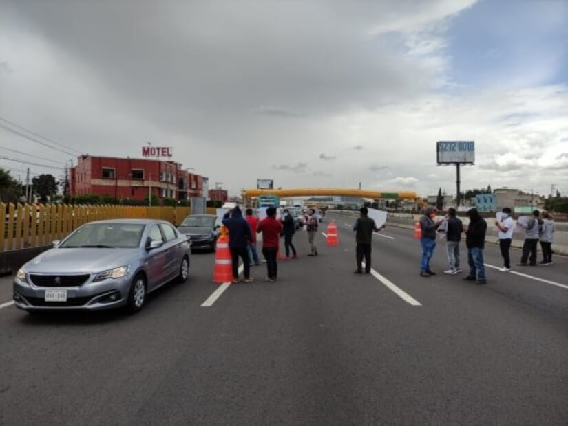 Manifestantes bloquean autopista México-Puebla; exigen cierre de una tortillería