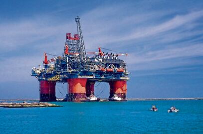 OPEP+ extiende hasta finales de 2025 recortes de su producción de crudo