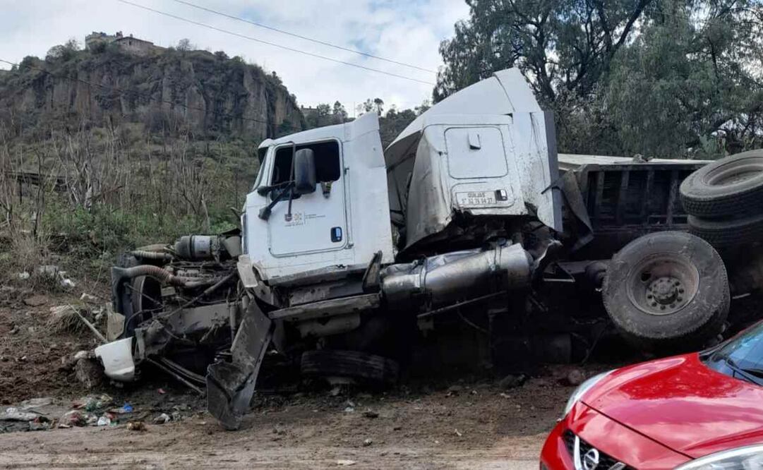 La carga de los desechos terminó regada sobre la vialidad que conecta a Rincón Verde, espacio operado por la empresa BioMerik y cuya concesión vence el próximo año, misma que será revisada por el daño ecológico que genera y así determinar si se renueva o no. Foto: Especial