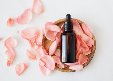 Los 5 mejores usos del agua de rosas en la belleza