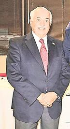 Cónsul usa cargo para promover empresa