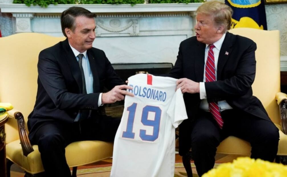 Trump y Bolsonaro intercambian camisetas de futbol con sus nombres