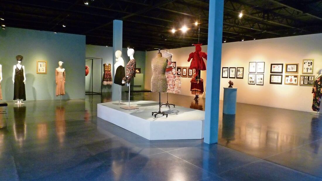 En la exposición Tercera llamada, en la Galería del Seminario de Cultura Mexicana, las hermanas Figueroa exhiben por primera vez 50 piezas utilizadas a lo largo de su trayectoria; la muestra puede
visitarse hasta el próximo fin de semana. (28/01/2025) Foto: Paulina Lavista