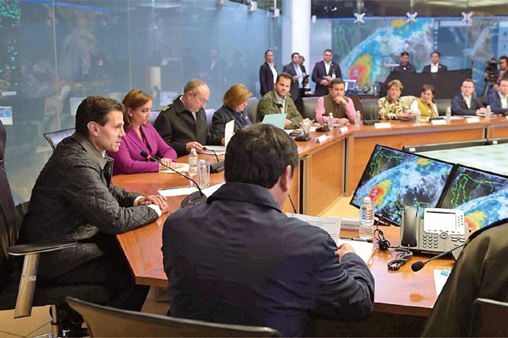 El presidente Enrique Peña Nieto encabezó ayer en la madrugada una reunión con los integrantes de su gabinete, para prevenir los efectos del huracán (PRESIDENCIA)
