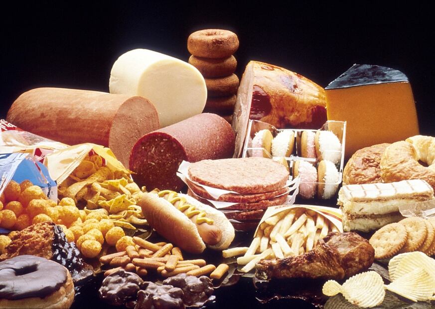 Las personas con cáncer deben evitar el consumo de alimentos ricos en grasas saturadas y azúcares. Foto: Pixabay