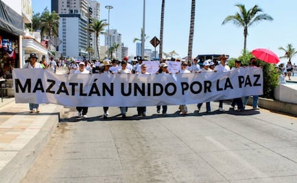 Vestidos de blanco, con fotos y pancartas, decenas de personas marchan en Mazatlán por desaparecidos y por la paz
