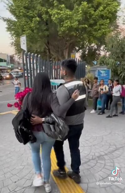 ¡Le rompen el corazón! Joven declara su amor en público y lo batean por otro