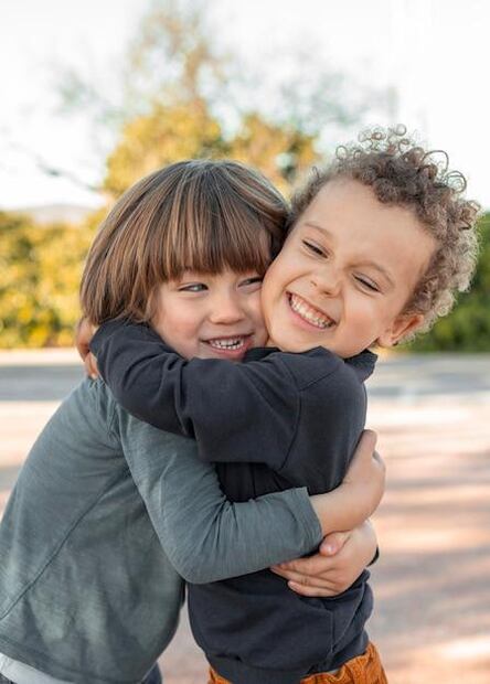 Estrategias clave para criar hijos amables. Fuente: Freepik.