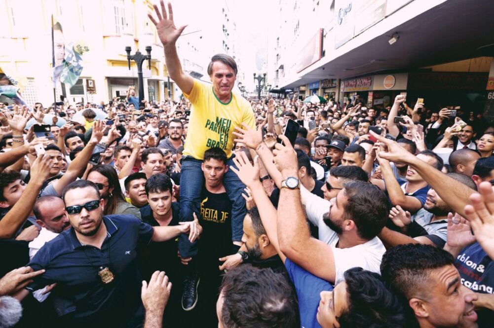 El candidato del Partido Social Liberal de Brasil, Jair Bolsonaro, fue atacado por un hombre con un cuchillo durante un acto de campaña y fue trasladado de urgencia a un hospital. (ANTONIO SCORZA. AP)