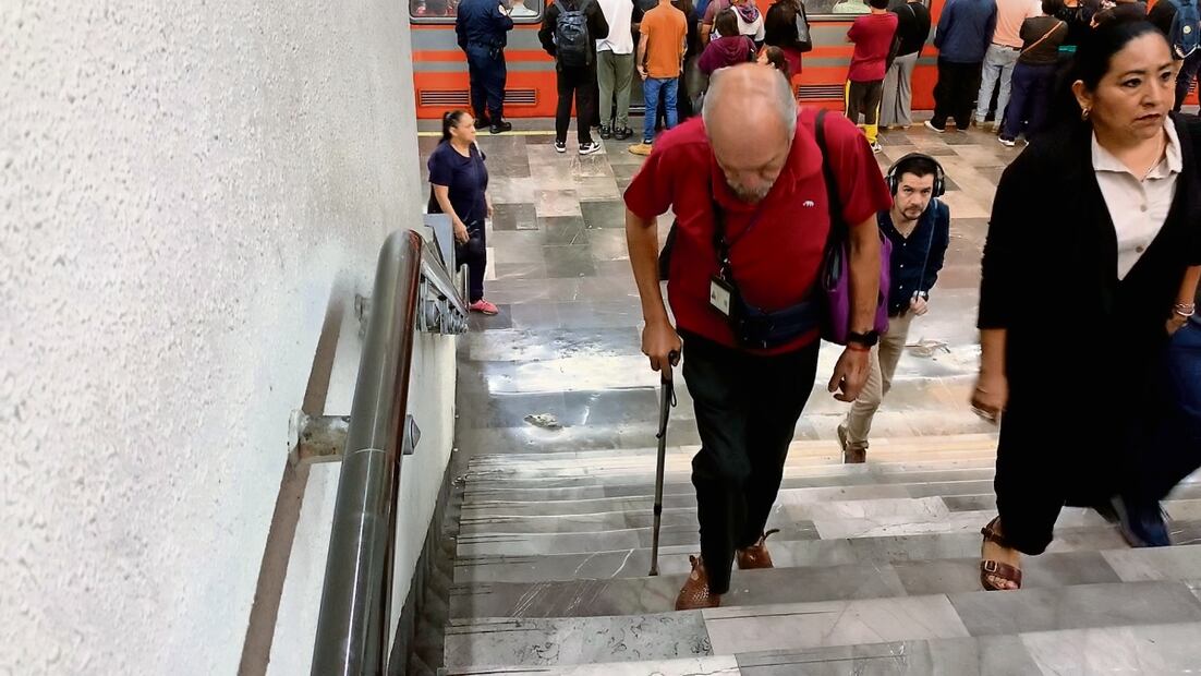 A paso lento, usuarios de la tercera edad se mueven por las instalaciones del STC. Foto: Alberto González | El Universal
