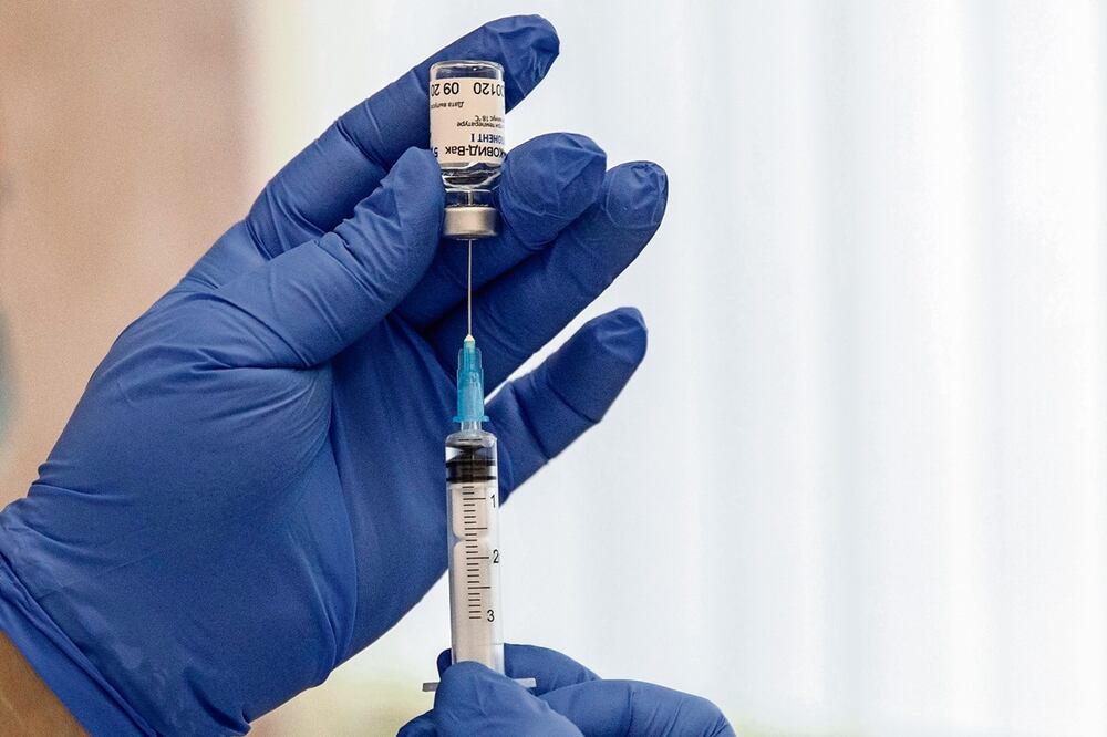 Dosis de la vacuna de adenovirus Sputnik V. Foto: AP / Pabel Golovkin, archivo