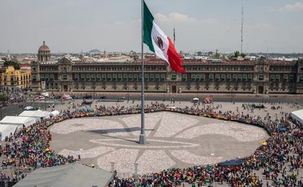 Scouts mexicanos elaboran flor de lis con más de un millón de latas en el Zócalo FOTOS