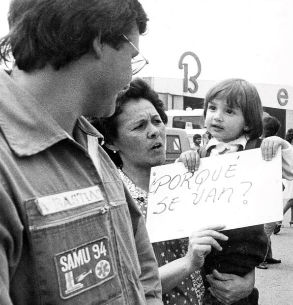 Infante mexicana sostiene el letrero “¿por qué se van?”, durante la partida de socorristas extranjeros. Aunque el gobierno de Miguel de la Madrid aceptó agradecido la ayuda internacional tras el terremoto de 1985, aclaró que el apoyo llegó “en forma natural”, sin que México solicitara nada. Foto: Archivo EL UNIVERSAL.