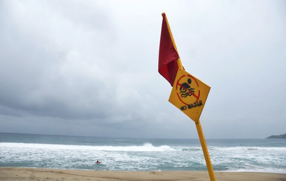 Pese a restricciones de no nadar en Playa Zicatela, surfistas se adentran al mar ante el elevado oleaje provocado por el huracán Erick que se encuentra frente a las costas de Oaxaca, el miércoles 18 de junio de 2025. Foto: Edwin Hernández/EL UNIVERSAL