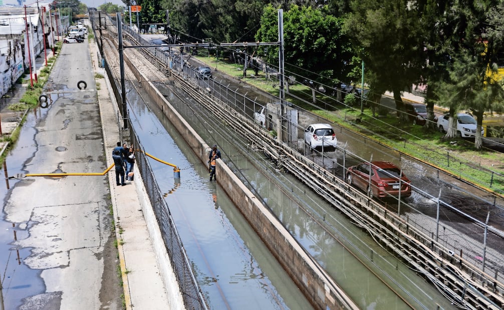 Las vías de la Línea A del Metro, en el municipio de Los Reyes La Paz se llenaron de agua, por lo que suspendió de manera parcial el servicio. Foto: Hugo Salvador / EL UNIVERSAL