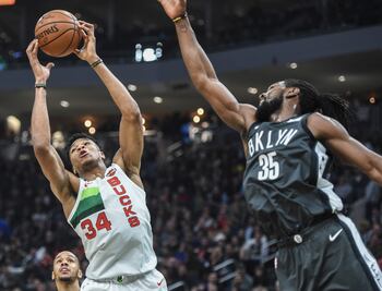 Milwaukee vence a Brooklyn con festival de triples