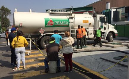 A Gerardo le pagan 30 pesos por formarse en la fila de la gasolinería