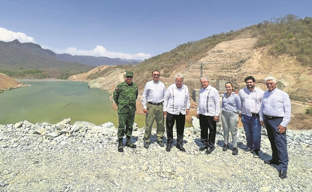 El Jefe del Ejecutivo federal minimizó el retén de personas armadas en la carretera Badiraguato-Guadalupe y Calvo. Foto: Especial 