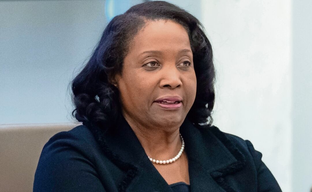 Lisa Cook, de la Junta de Gobernadores de la Reserva Federal, durante una reunión el 25 de junio en Washington. Foto: Mark Schiefelbein / AP