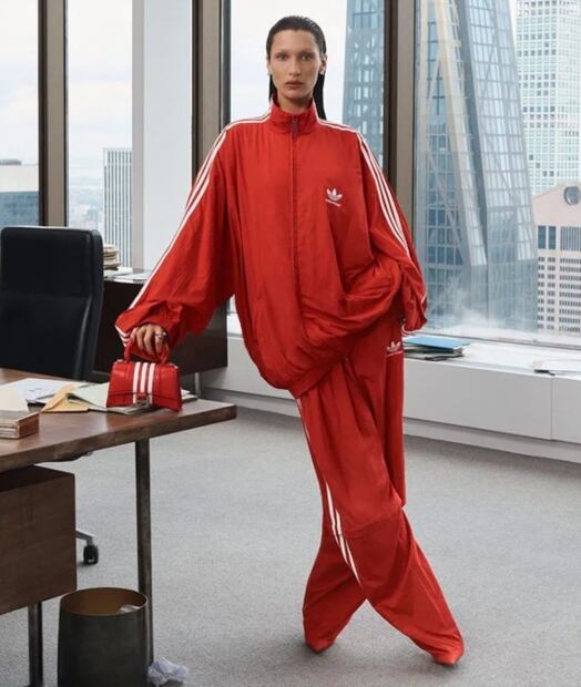 Critican a marca de ropa con la que Kim Kardashian colabora por lanzar línea infantil inspirada en el sadomasoquismo