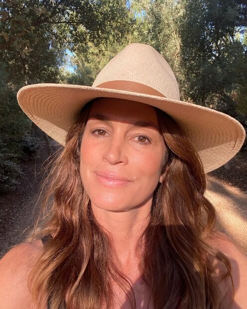 Al natural, Cindy Crawford posó sin una gota de maquillaje a los 57 años y se llevó todas las miradas
