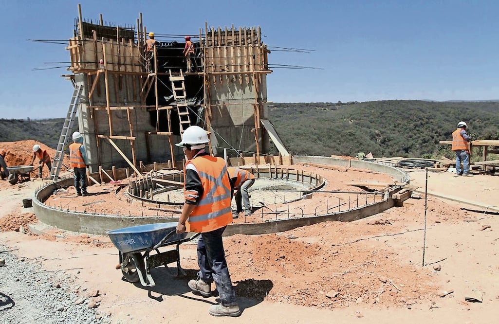 La Inversión Fija Bruta, que comprende el gasto en maquinaria y equipo, así como en construcción registró un alza mensual de 0.7% en febrero pasado, luego del retroceso de 0.2 de enero.