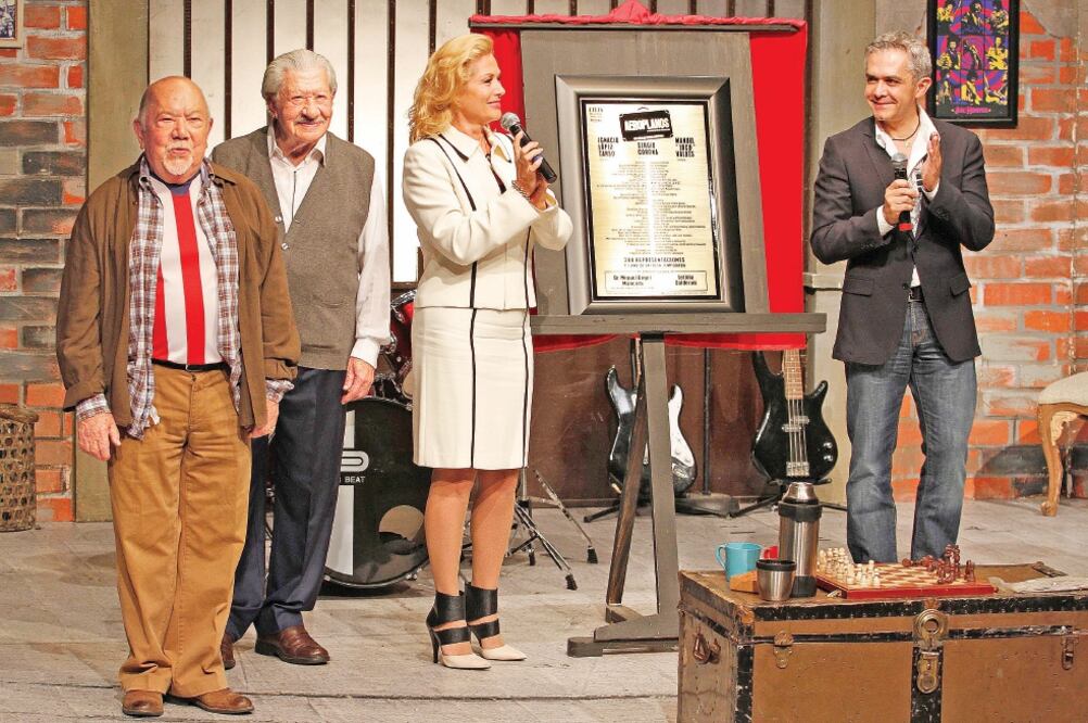 Miguel Ángel Mancera y Norma Lazareno fueron padrinos de las 300 funciones de la puesta en escena (AGUSTÍN SALINAS. EL UNIVERSAL)