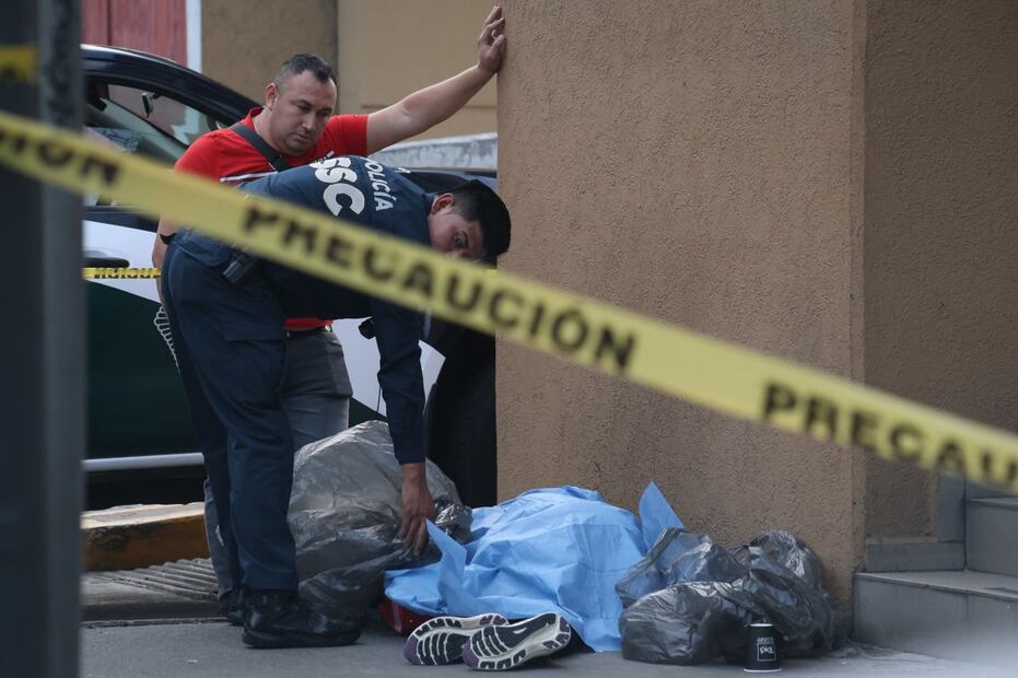 La mujer se encontraba al exterior de un restaurante ubicado en el sitio (03/07/2025). Foto: Luis Camacho / EL UNIVERSAL