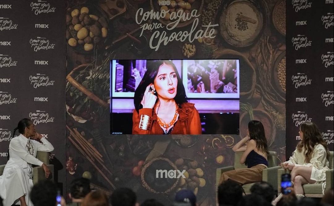 Las actrices mexicanas, de izquierda a derecha, Ángeles Cruz, Irene Azuela y Ana Valeria Becerril, ven una transmisión en vivo de Salma Hayek durante una conferencia de prensa para promocionar su serie MAX, "Como agua para chocolate", en la Ciudad de México. Foto: AP.