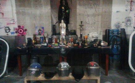 Altares a la Santa Muerte y cascos de policías, lo encontrado en casa de CNDH tomado por grupo Okupa
