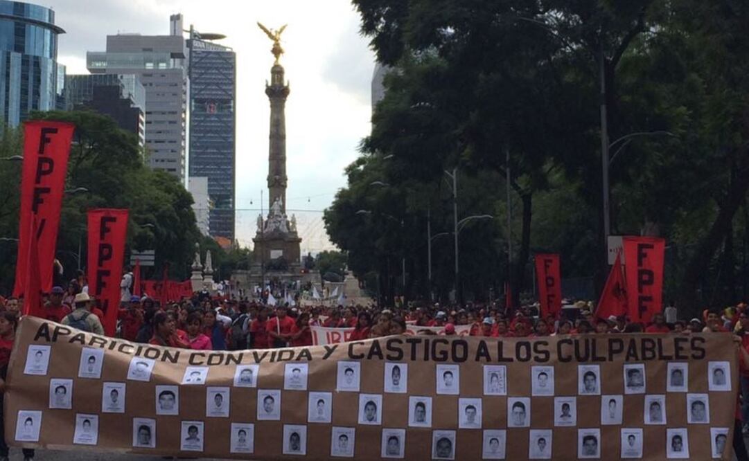 Marchan del Ángel al Zócalo a 2 años de Ayotzinapa