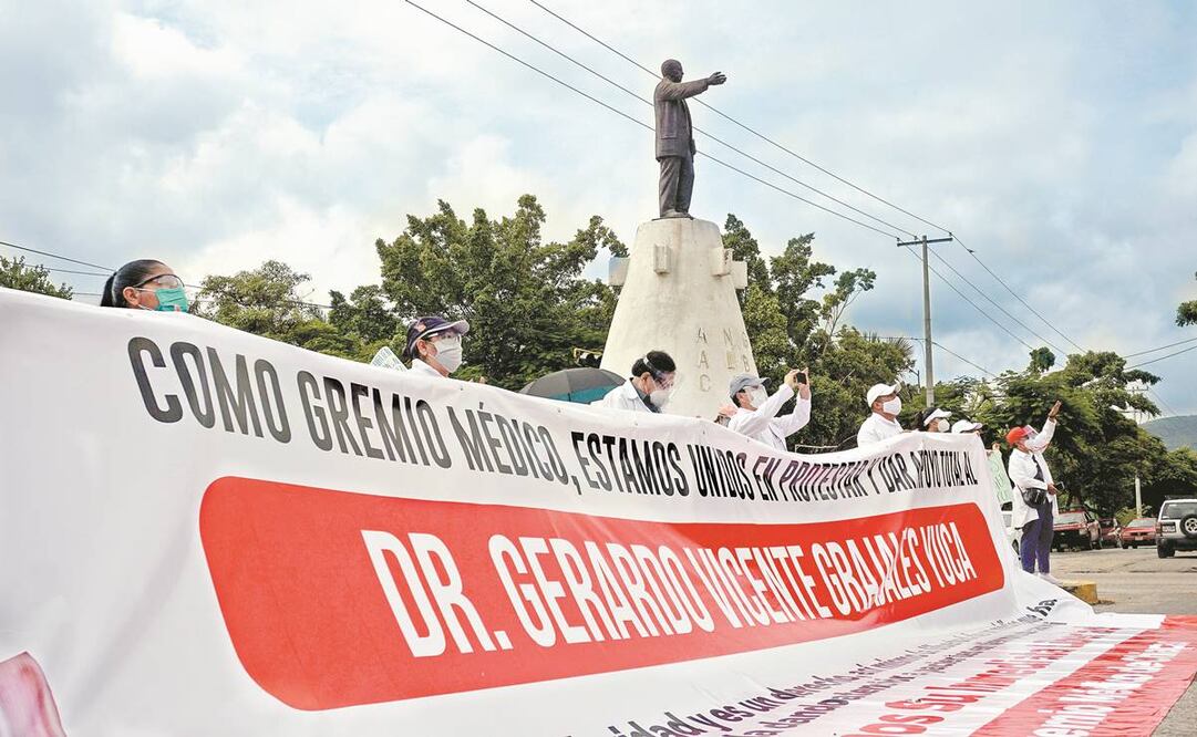 Médicos exigen la liberación del doctor Gerardo Grajales Yuca, a quien, de acuerdo con su esposa, le preocupaba la falta de camas para pacientes, así como de insumos y fármacos en el Isstech. JACOB GARCÍA. EL UNIVERSAL