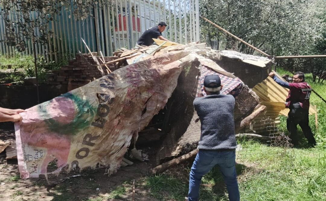 Retiran vivienda improvisada en Parque Axomiatla; buscan garantizar seguridad y recuperar espacio público. Foto: Especial
